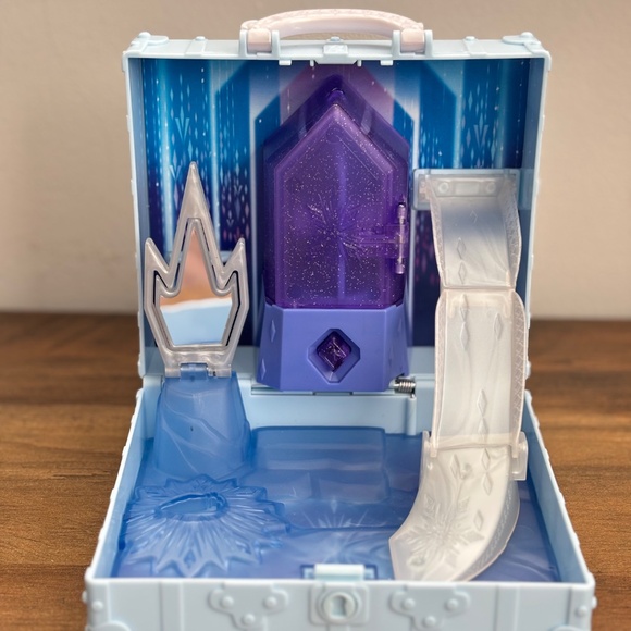 Disney FROZEN 2 Portable Pop Up Ahtohallan Playset 2 ELSA toy figures & horse - Picture 3 of 10